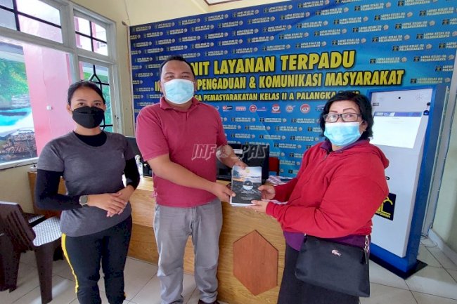 Lapas Palangka Raya Terima Buku Renungan Harian dari GKI Maranatha