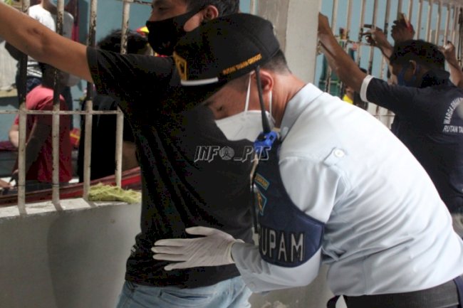 Jelang Pergantian Tahun, Petugas Rutan Tanah Grogot Razia Wisma Hunian