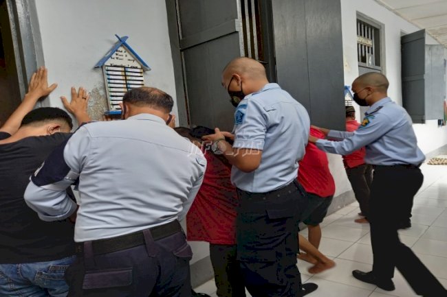 Antisipasi Peredaran Halinar, Petugas Rutan Bantaeng Geledah Blok WBP