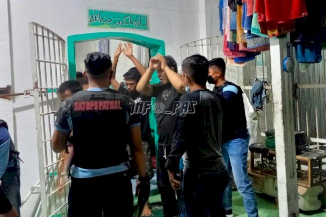 Gelar Razia Blok Hunian, Satopspatnal Lapas Padang Sita Sejumlah Barang