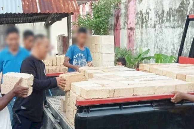 Lapas Tual Distribusikan Batako kepada Konsumen