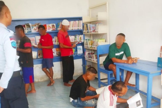 Membaca Jadi Cara WBP Lapas Namlea untuk Terus Menambah Wawasan