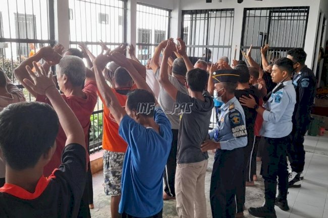 Gelar Razia, Tim Satops Patnal Lapas Piru Pastikan Blok Hunian Zero Halinar