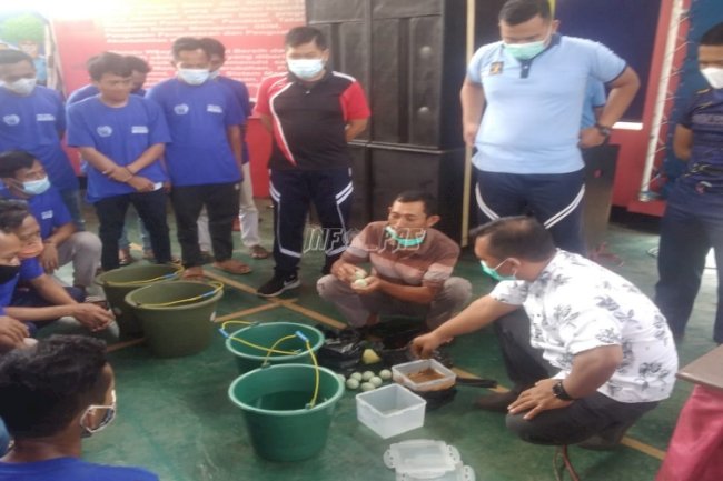 WBP Lapas Batang Berlatih Pembuatan Telur Asin