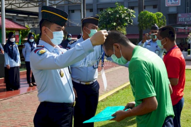Penuh Semangat, Kalapas Narkotika Jakarta Sematkan Tanda Peserta Program Rehabilitasi