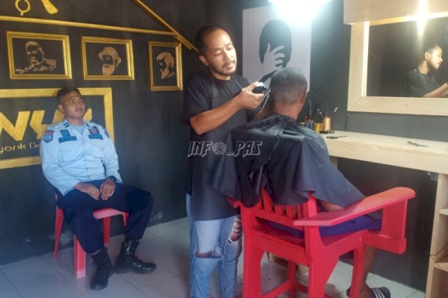 Nyonk Barbershop Pastikan Kerapian WBP Rutan Masohi