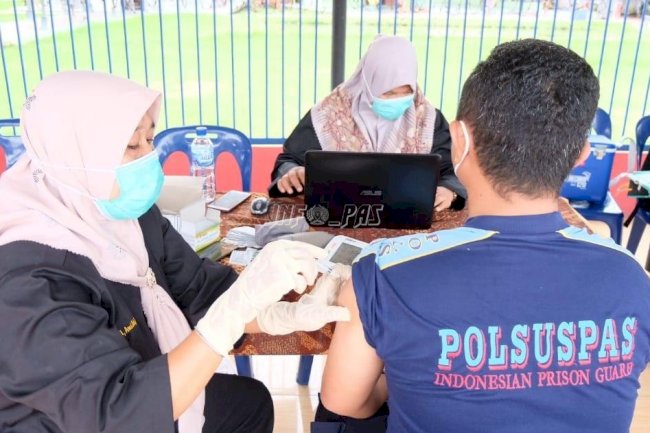 Bersama Lawan COVID-19, Petugas Lapas Labuhan Bilik Disuntik Booster