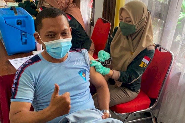 Sinergi dengan Pemerintah Daerah, Petugas Lapas Brebes Divaksin Booster