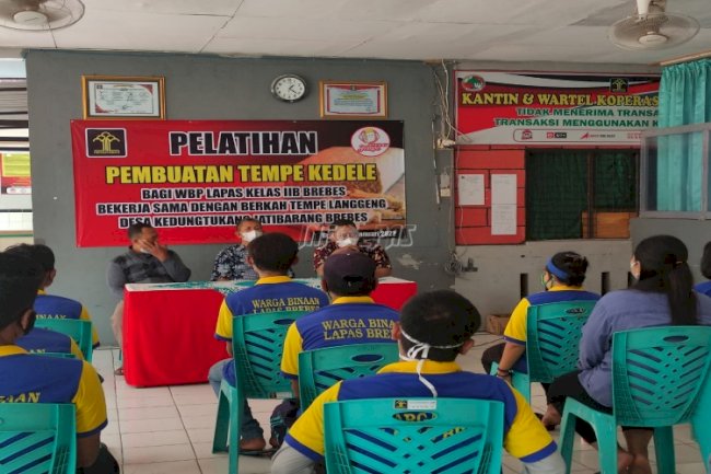 Jadikan Lapas Produktif, WBP Lapas Brebes Dilatih Pembuatan Tempe