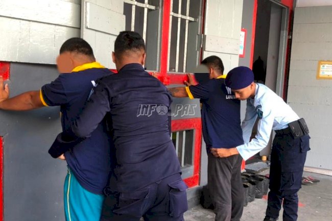 Tingkatkan Keamanan, Petugas Lapas Banda Naira Laksanakan Penggeledahan