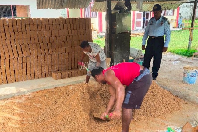 Penuhi Permintaan Konsumen, WBP Lapas Tual Terus Produksi Batako