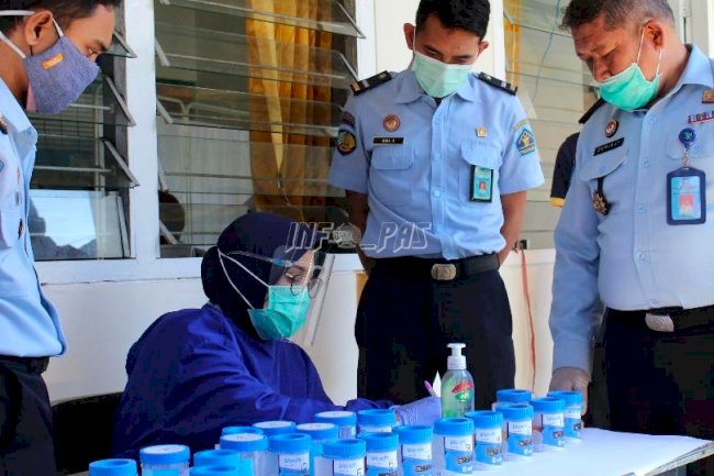 Disamaratakan, Napi Integrasi SAE Lapas Jember Dites Urine