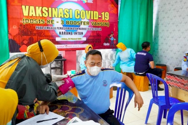 Petugas Lapas Narkotika Karang Intan Terima Vaksin Booster