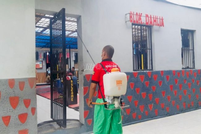 Cegah Penyebaran COVID-19, Lapas & Rutan Lakukan Penyemprotan Disinfektan 