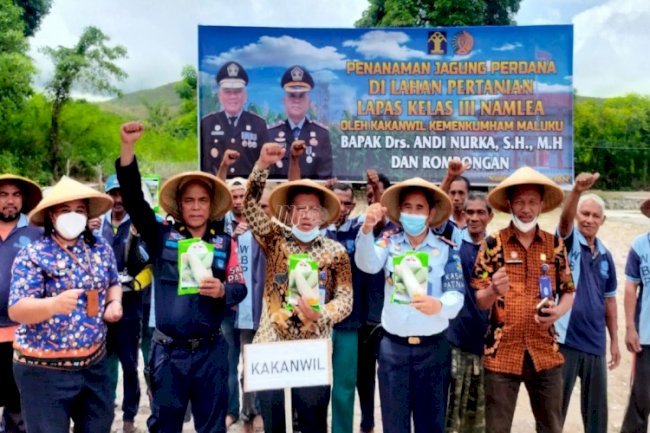 Kakanwil Maluku Tanam Jagung Perdana di Lapas Namlea