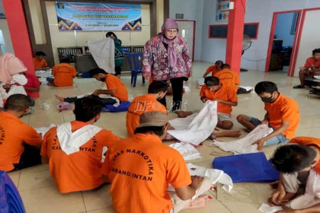 WBP LPN Karang Intan Dilatih Buat Kain Sasirangan