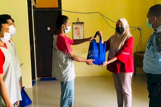 Anak LPKA Ambon Terima Bingkisan Ketua Bhayangkari Maluku Tenggara