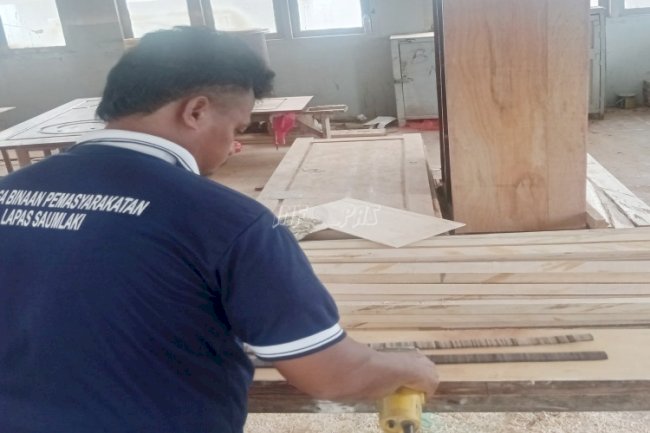 WBP Lapas Saumlaki Terampil Buat Ikat Pinggang Kayu dan Tanduk Kerbau