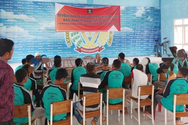 Anak LPKA Banda Aceh Asah Keterampilan Membuat Kursi Rotan & Agrikultur