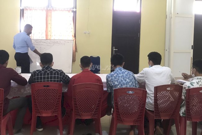 Tutor PKBM Amanah Asah Kemampuan Berhitung Anak LPKA Ambon