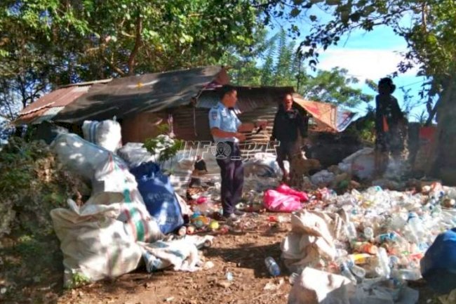 Tinggal Bersebelahan dengan TPA, Klien Terharu Disambangi PK Bapas Ambon