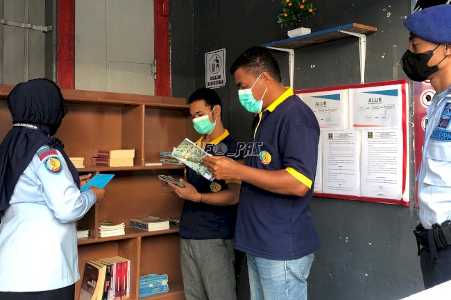 WBP Lapas Banda Naira Tingkatkan Pengetahuan dengan Membaca Buku
