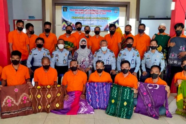 20 WBP Lapas Narkotika Karang Intan Tuntaskan Pelatihan Produksi Kain Sasirangan