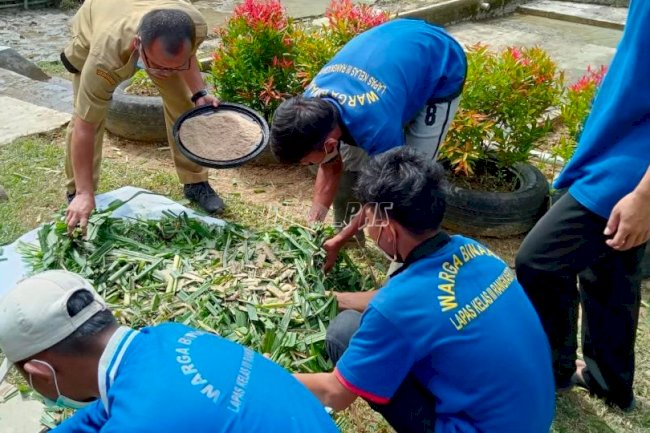 WBP Lapas Rangkasbitung Praktik Buat Pakan Ternak