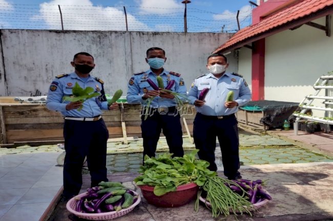 Lapas Sampit Panen Belasan Kg Terong & Timun