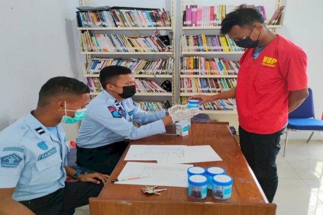 Pastikan Bersih dari Narkoba, Lapas Saparua Lakukan Tes Urine