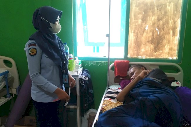 Petugas Rutan Masohi Kawal WBP Jalani Perawatan di RSUD Kota Masohi