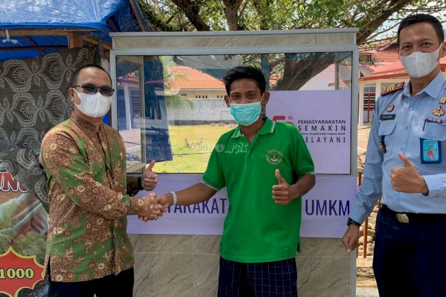 Pemasyarakatan Peduli UMKM, Rutan Painan Gandeng BSI Serahkan Bantuan Gerobak ke PKL