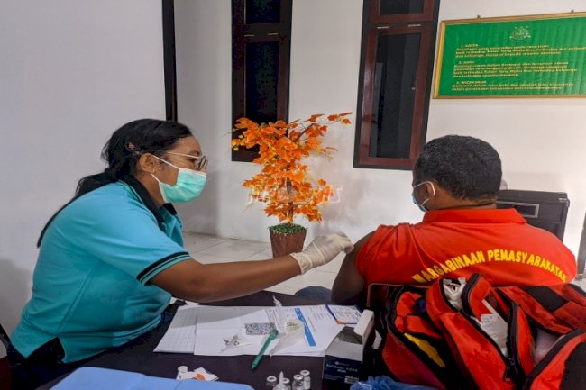 Berantas COVID-19, WBP Lapas Saparua Terima Vaksin Dosis II & Booster