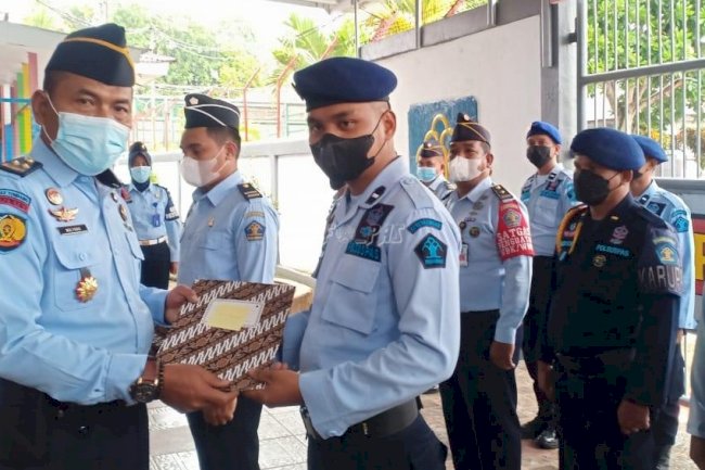 Empat Pegawai Teladan Lapas Ambon Terima Penghargaan