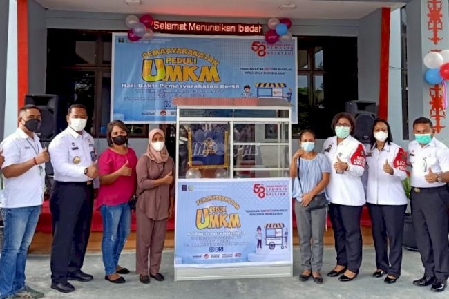 Peduli UMKM, Pemasyarakatan Maluku Serahkan Bantuan Gerobak