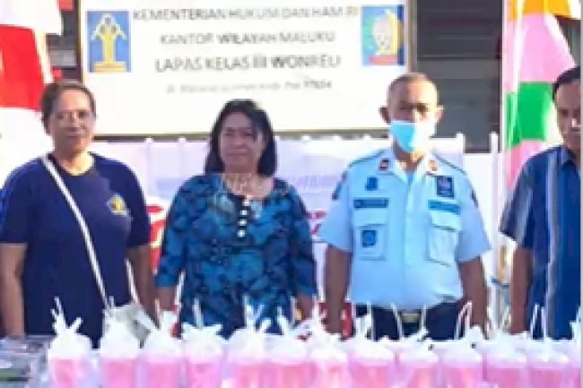 Lapas Wonreli Bagi-Bagi Takjil Berbuka Puasa