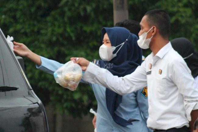 Pemasyarakatan Banten Bagi-Bagi Takjil Gratis, Masyarakat Sambut Antusias