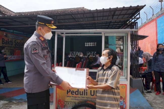 Peduli UMKM, Pemasyarakatan Salurkan Bantuan Gerobak