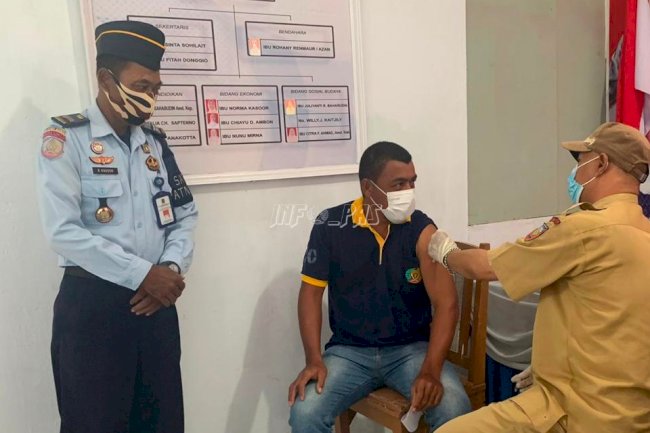 WBP dan Petugas Lapas Banda Naira Disuntik Booster