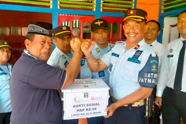 Peduli Purnabakti, Lapas Wahai Serahkan Bantuan Sembako