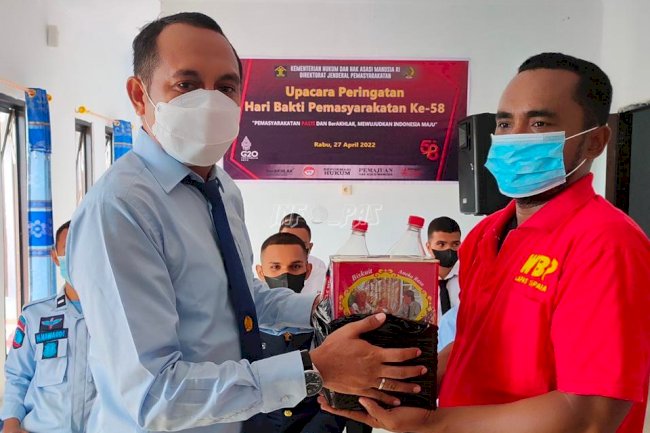 Sambut Lebaran, WBP & Petugas Lapas Saparua Terima Bingkisan