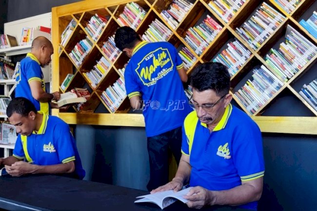 Sambangi Perpustakaan “Manusela Brain”, WBP Rutan Masohi Cari Makna 3 Semangat