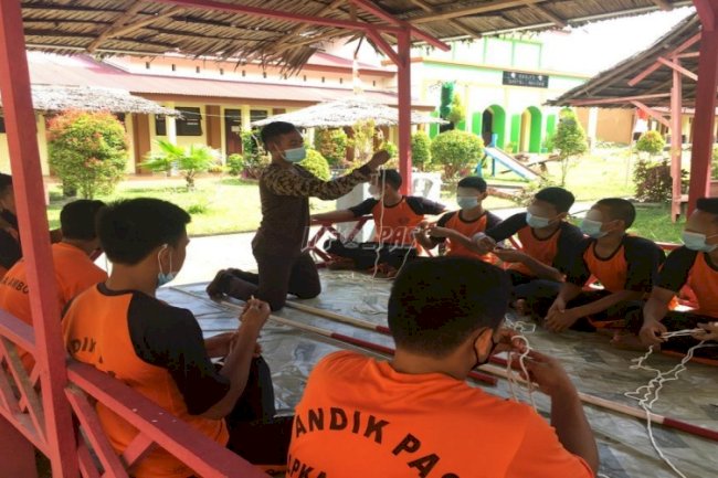 Anak LPKA Ambon Belajar Materi Pramuka Tali-Temali