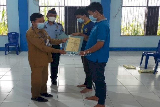 20 WBP Rutan Sambas Terima Sertifikat Pelatihan Pembenihan Lele