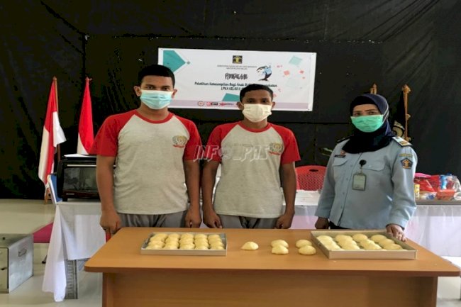 Anak LPKA Ambon Belajar Pembuatan Kue Basah