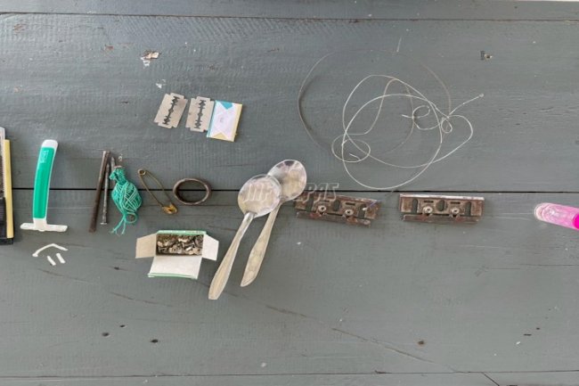 Pastikan Lapas Aman, Petugas Lapas Dobo Geledah Blok Hunian WBP 