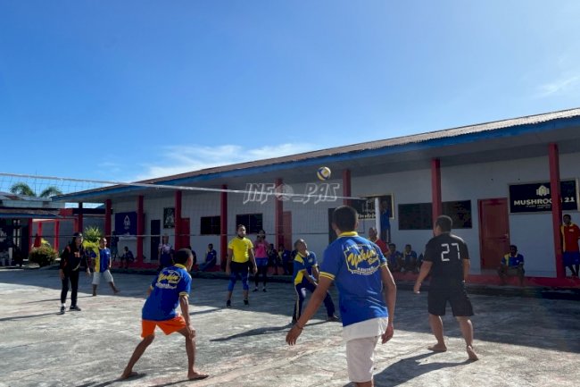 Petugas & WBP Rutan Masohi Beradu Voli dengan Pevoli Kota Masohi