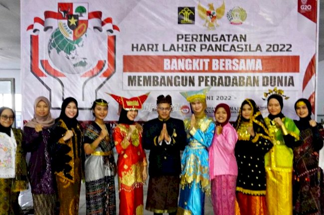 Berbalut Busana Adat, Petugas Pemasyarakatan Ikuti Upacara Peringatan Hari Lahir Pancasila
