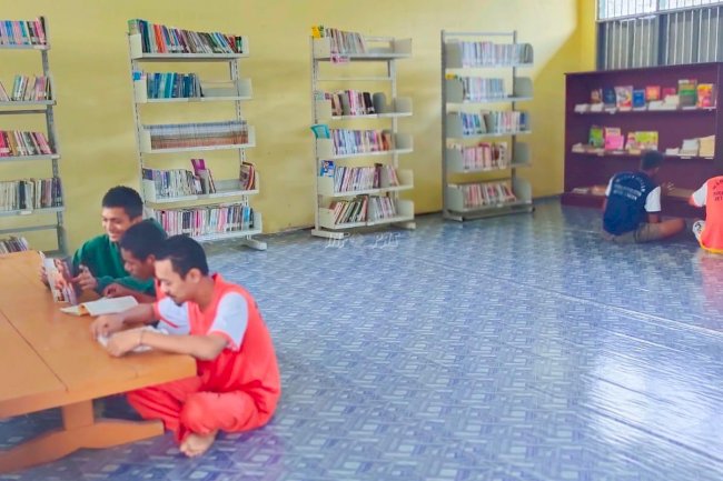 WBP Rutan Ambon Isi Waktu dengan Membaca di Perpustakaan