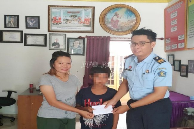 Petugas Bapas Palangka Raya Bantu Biaya Sekolah Klien Anak
